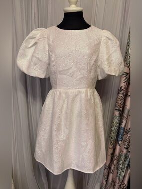 🤍🖤 TCEC White Iridescent Puff Sleeve Bow Back Dress | Size M 🖤🤍